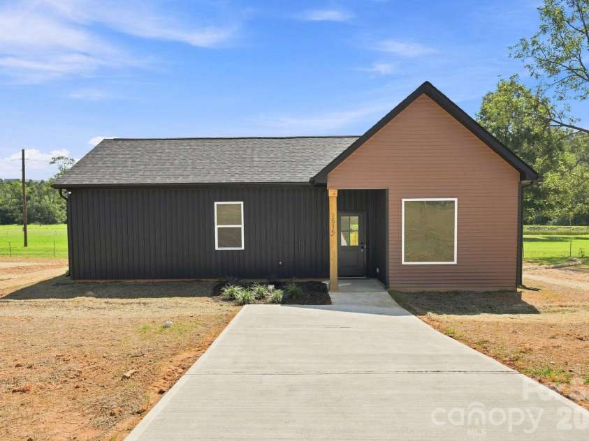 1515 Robin Road, Newton, NC 28658.  MLS# CAR4417151, YatesRealty ID 46093. 