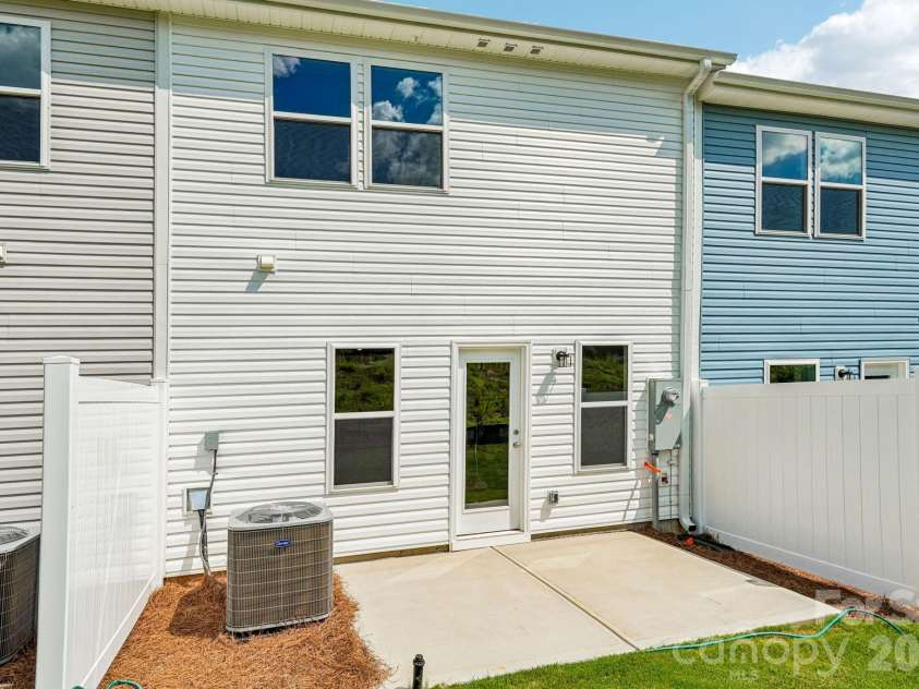 4633 Green Drake Drive, Charlotte, NC 28269.  MLS# CAR4417163, YatesRealty ID 46097. 