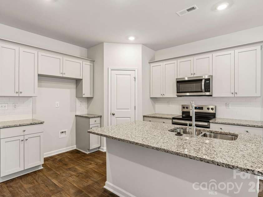 4633 Green Drake Drive, Charlotte, NC 28269.  MLS# CAR4417163, YatesRealty ID 46097. 