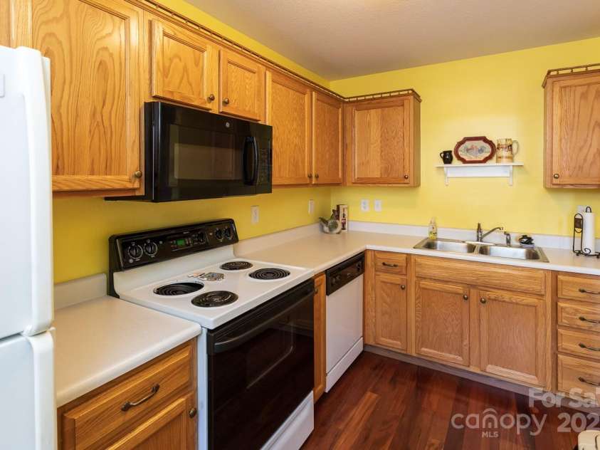 204 Carrington Place, Arden, NC 28704.  MLS# CAR4314678, YatesRealty ID 46098. 