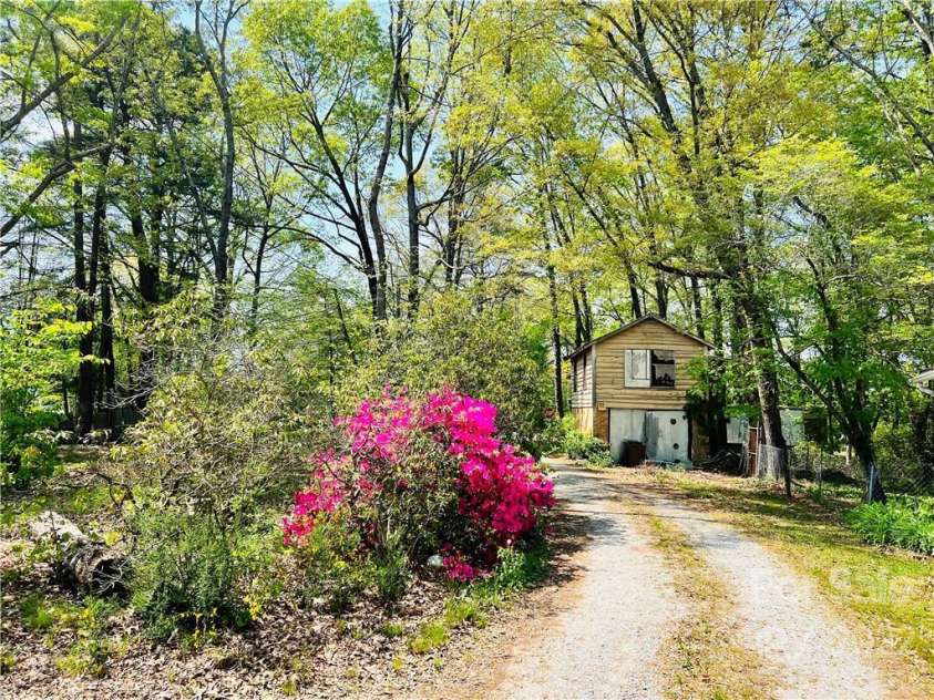 924 Brooklyn Avenue, Hendersonville, NC 28739.  MLS# CAR3856235, YatesRealty ID 461. 