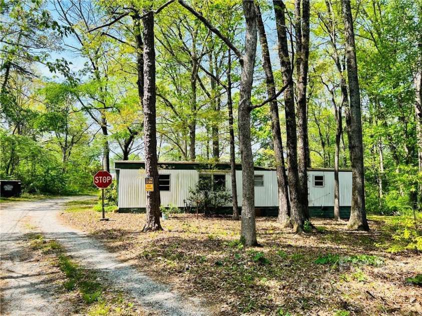 924 Brooklyn Avenue, Hendersonville, NC 28739.  MLS# CAR3856235, YatesRealty ID 461. 