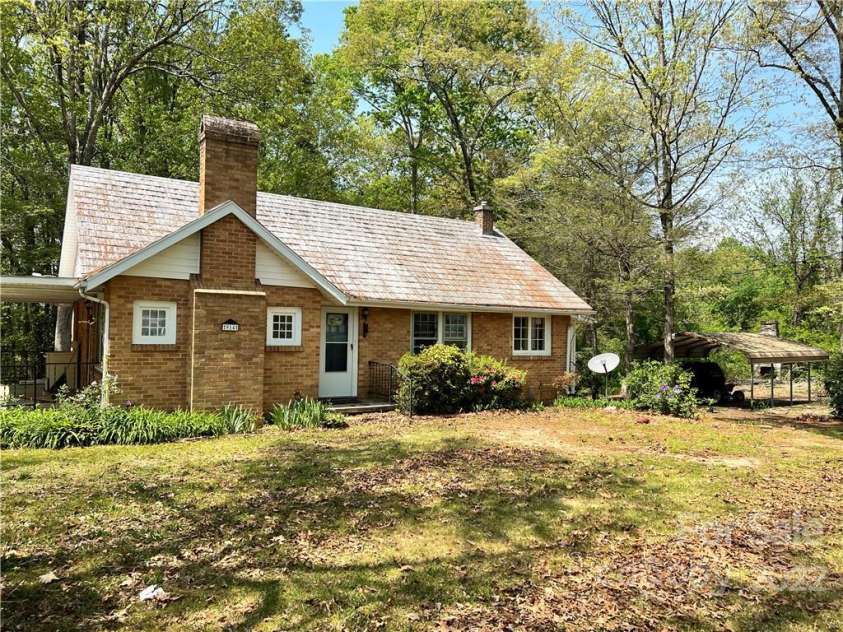 924 Brooklyn Avenue, Hendersonville, NC 28739.  MLS# CAR3856235, YatesRealty ID 461. 914 Brooklyn Ave