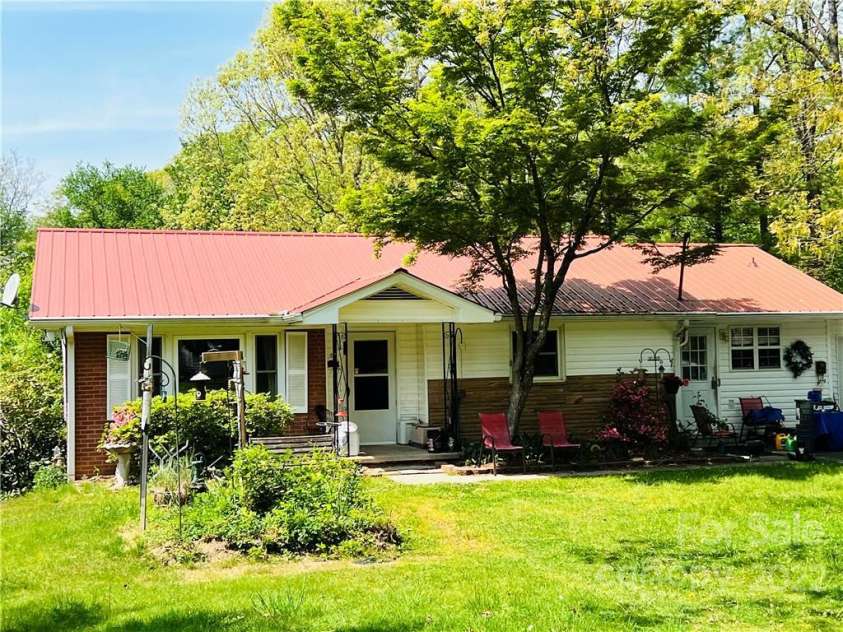 924 Brooklyn Avenue, Hendersonville, NC 28739.  MLS# CAR3856235, YatesRealty ID 461. 924 Brooklyn Ave