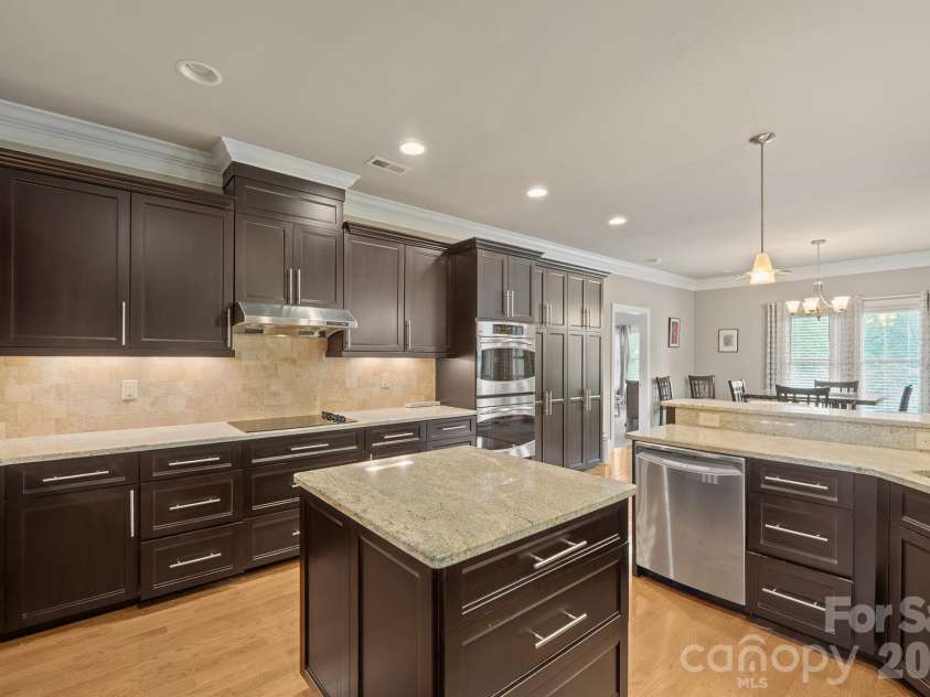 121 Cheyenne Lane, Statesville, NC 28677.  MLS# CAR4412107, YatesRealty ID 46100. Custom Kitchen