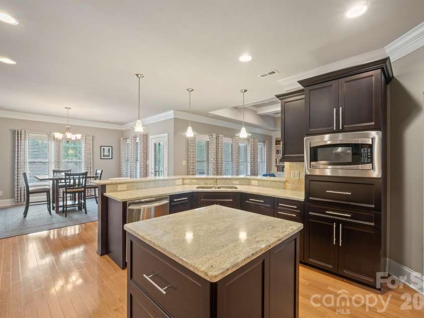 121 Cheyenne Lane, Statesville, NC 28677.  MLS# CAR4412107, YatesRealty ID 46100. Eat in kitchen