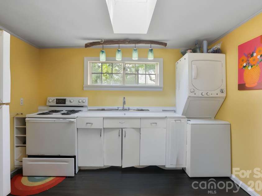 169 and 171 Cragmont Road, Black Mountain, NC 28711.  MLS# CAR4416488, YatesRealty ID 46103. Cottage Kitchen