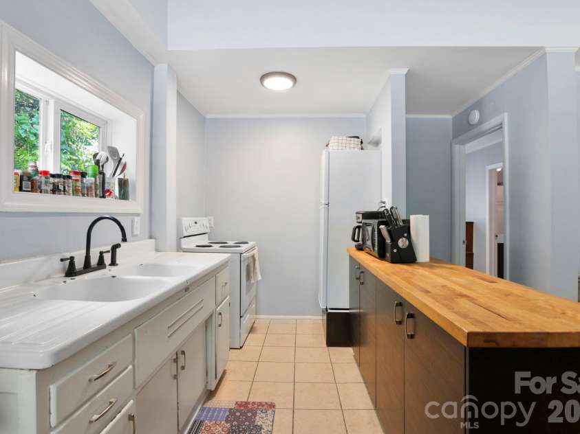 169 and 171 Cragmont Road, Black Mountain, NC 28711.  MLS# CAR4416488, YatesRealty ID 46103. Kitchen