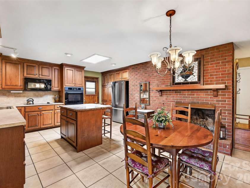 827 23rd Avenue, Hickory, NC 28601.  MLS# CAR4416331, YatesRealty ID 46108. 
