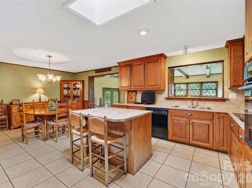827 23rd Avenue, Hickory, NC 28601.  MLS# CAR4416331, YatesRealty ID 46108. 
