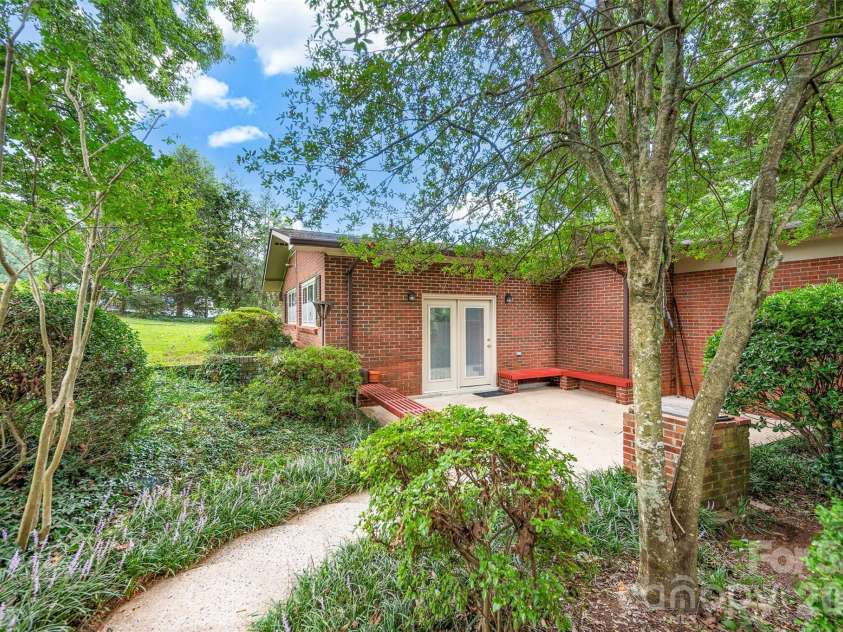 827 23rd Avenue, Hickory, NC 28601.  MLS# CAR4416331, YatesRealty ID 46108. 