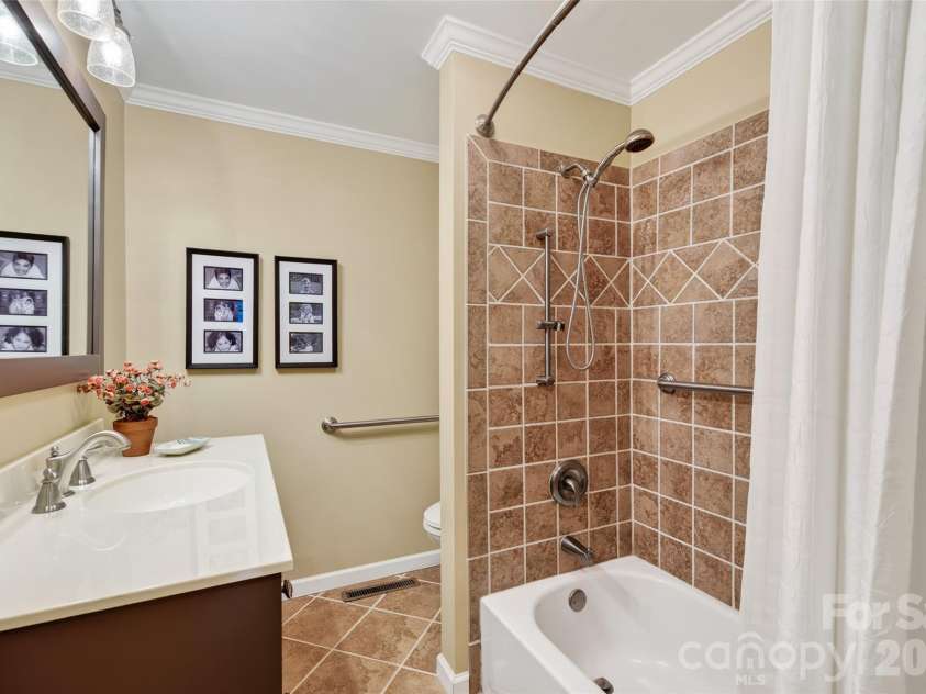 827 23rd Avenue, Hickory, NC 28601.  MLS# CAR4416331, YatesRealty ID 46108. 