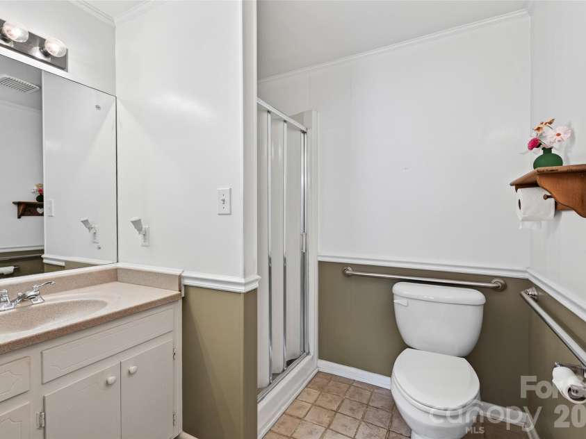 827 23rd Avenue, Hickory, NC 28601.  MLS# CAR4416331, YatesRealty ID 46108. 