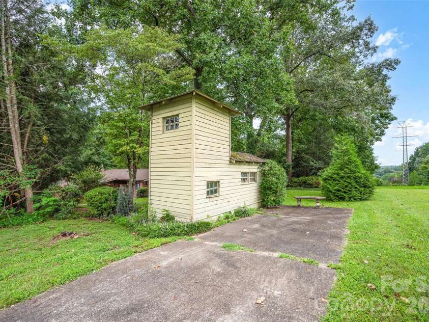 827 23rd Avenue, Hickory, NC 28601.  MLS# CAR4416331, YatesRealty ID 46108. 