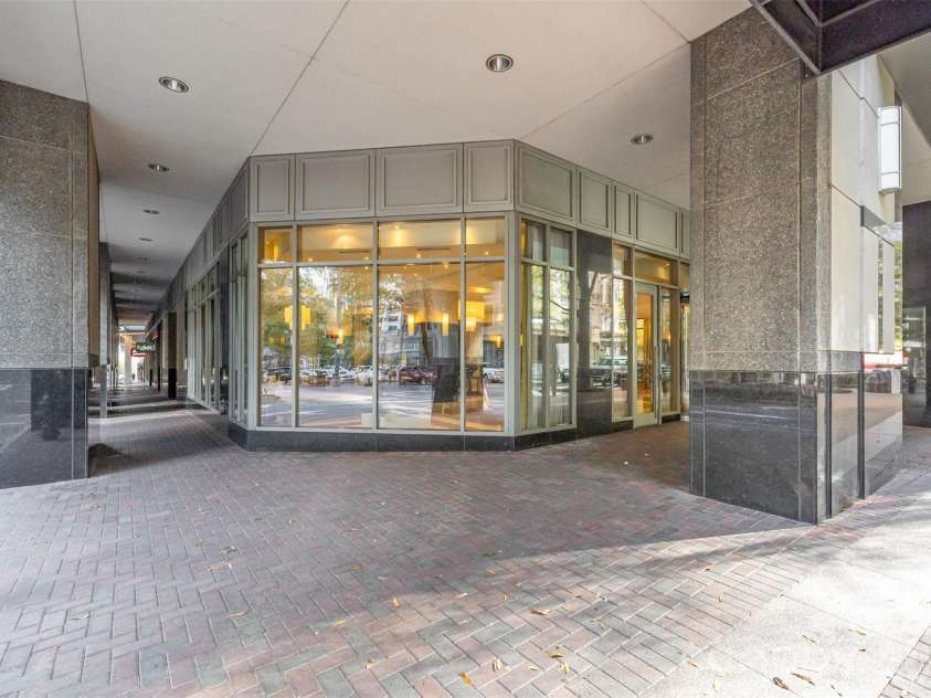 230 Tryon Street, Charlotte, NC 28202.  MLS# CAR4321048, YatesRealty ID 4611. Corner view of lobby from the outside