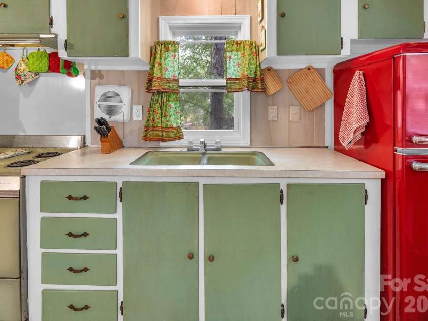 175 Elmwood Drive, Troy, NC 27371.  MLS# CAR4393743, YatesRealty ID 46110. 