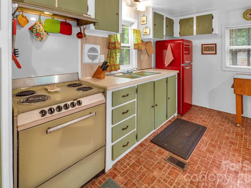 175 Elmwood Drive, Troy, NC 27371.  MLS# CAR4393743, YatesRealty ID 46110. 