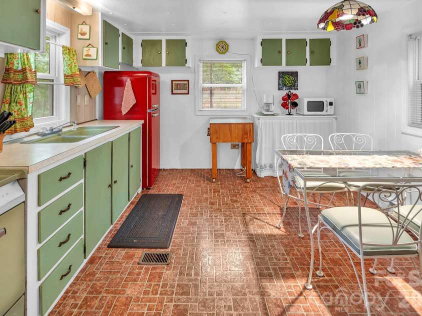 175 Elmwood Drive, Troy, NC 27371.  MLS# CAR4393743, YatesRealty ID 46110. 