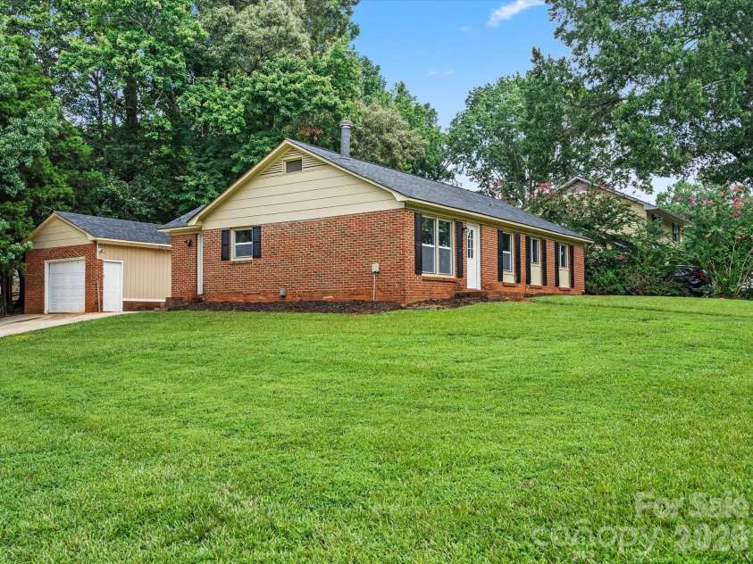 5312 Larewood Drive, Charlotte, NC 28215.  MLS# CAR4411414, YatesRealty ID 46112. 