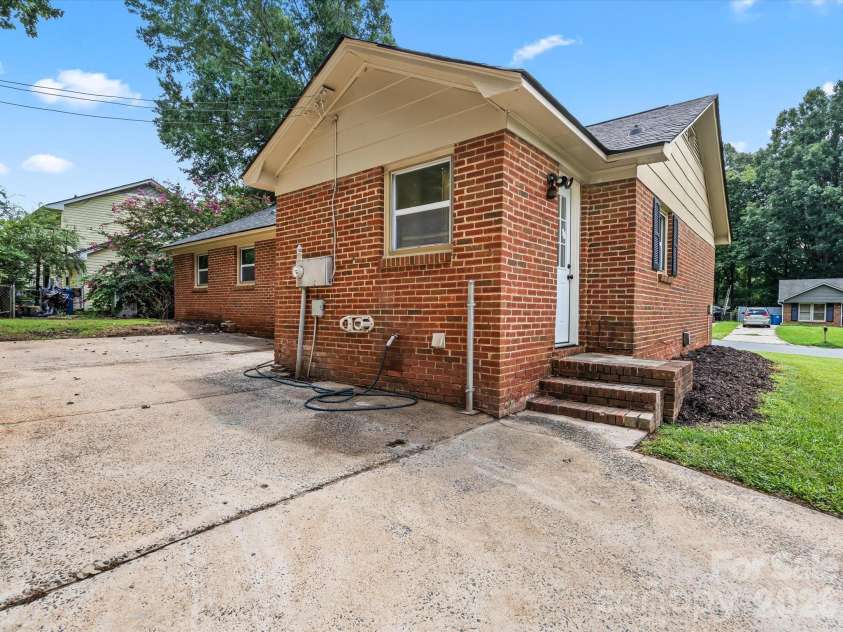 5312 Larewood Drive, Charlotte, NC 28215.  MLS# CAR4411414, YatesRealty ID 46112. 