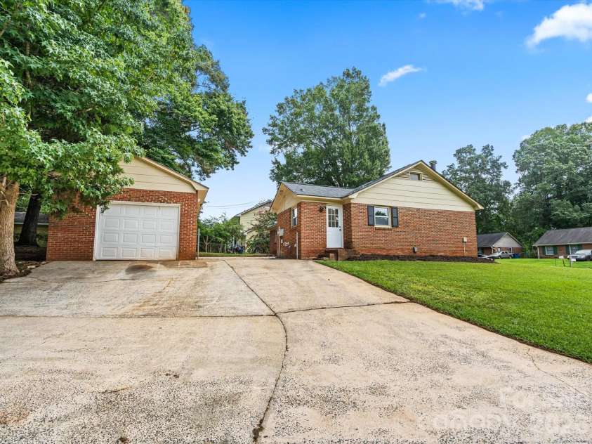 5312 Larewood Drive, Charlotte, NC 28215.  MLS# CAR4411414, YatesRealty ID 46112. 