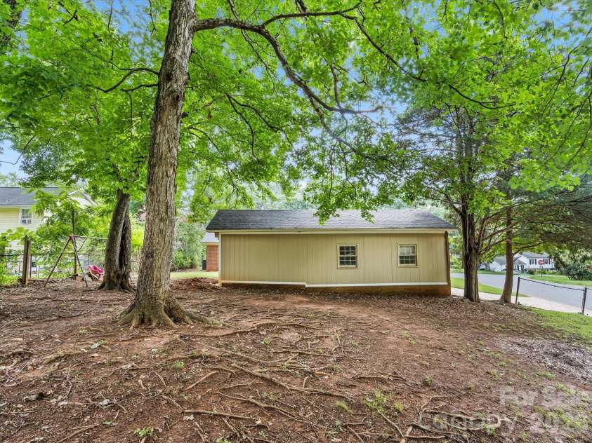 5312 Larewood Drive, Charlotte, NC 28215.  MLS# CAR4411414, YatesRealty ID 46112. 