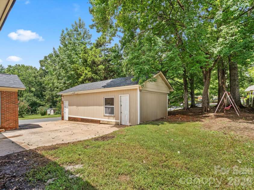 5312 Larewood Drive, Charlotte, NC 28215.  MLS# CAR4411414, YatesRealty ID 46112. 