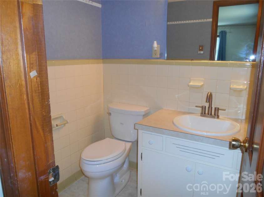 830 Salem Church Road, Lincolnton, NC 28092.  MLS# CAR4416779, YatesRealty ID 46118. Primary Half Bath