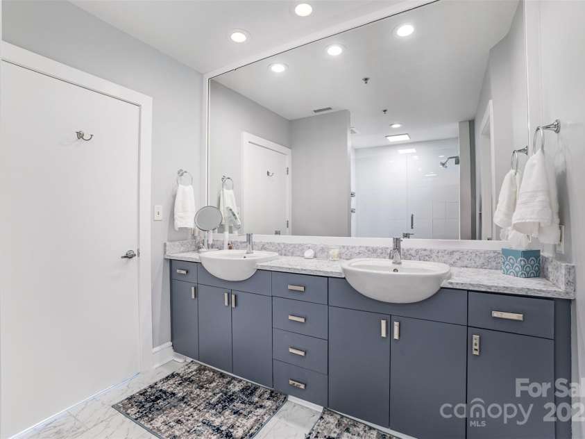 333 Trade Street, Charlotte, NC 28202.  MLS# CAR4259852, YatesRealty ID 4612. Primary Bathroom