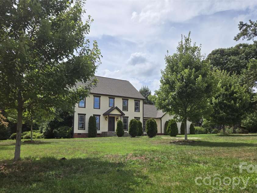 1401 Heatherloch Drive, Gastonia, NC 28054.  MLS# CAR4406240, YatesRealty ID 46121. 