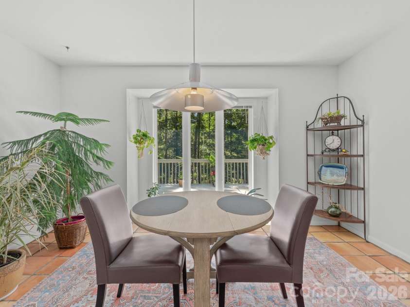 5 Jackson Grove, Landrum, SC 29356.  MLS# CAR4416972, YatesRealty ID 46122. Breakfast area