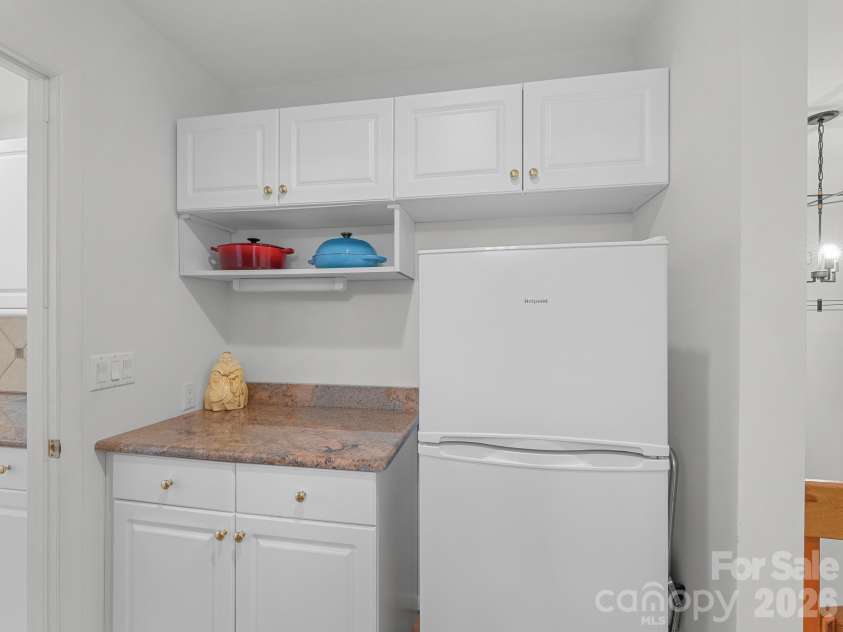 5 Jackson Grove, Landrum, SC 29356.  MLS# CAR4416972, YatesRealty ID 46122. Butlers Pantry