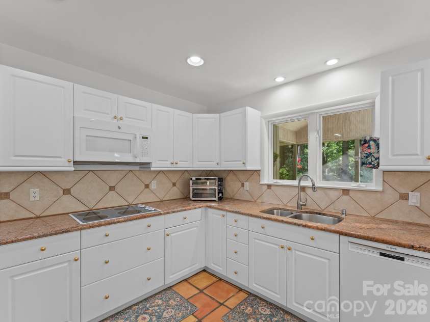 5 Jackson Grove, Landrum, SC 29356.  MLS# CAR4416972, YatesRealty ID 46122. Electric cooktop and buit-in microwave