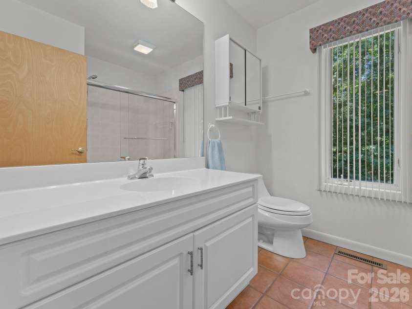5 Jackson Grove, Landrum, SC 29356.  MLS# CAR4416972, YatesRealty ID 46122. Hall Full Bath