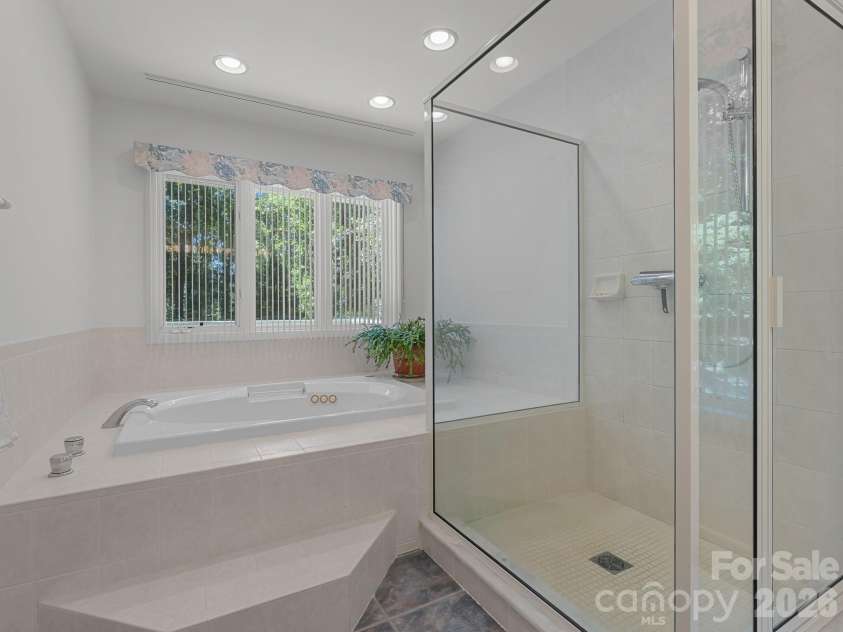 5 Jackson Grove, Landrum, SC 29356.  MLS# CAR4416972, YatesRealty ID 46122. Jetted tub and separate shower