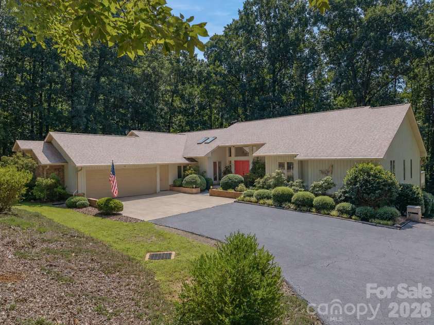 5 Jackson Grove, Landrum, SC 29356.  MLS# CAR4416972, YatesRealty ID 46122. Welcome to 5 Jackson Grove S. The perfect home for your next chapter!