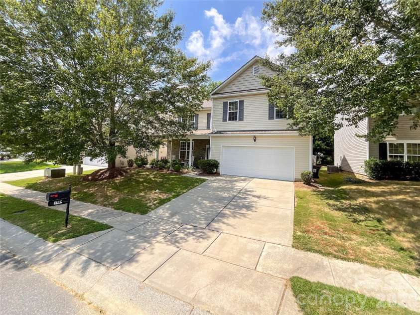 2702 Piersland Drive, Matthews, NC 28104.  MLS# CAR4416669, YatesRealty ID 46126. 