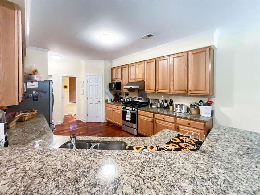 2702 Piersland Drive, Matthews, NC 28104.  MLS# CAR4416669, YatesRealty ID 46126. 