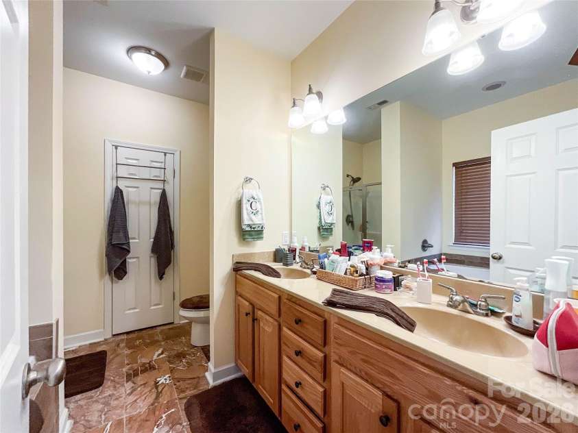 2702 Piersland Drive, Matthews, NC 28104.  MLS# CAR4416669, YatesRealty ID 46126. 