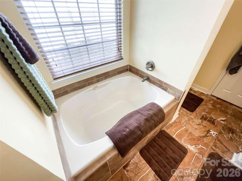 2702 Piersland Drive, Matthews, NC 28104.  MLS# CAR4416669, YatesRealty ID 46126. 
