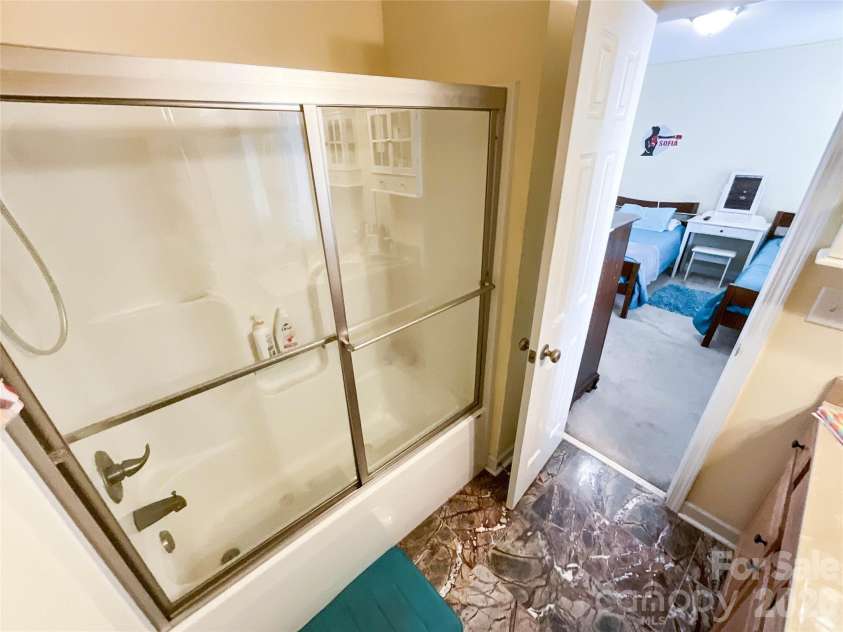 2702 Piersland Drive, Matthews, NC 28104.  MLS# CAR4416669, YatesRealty ID 46126. 