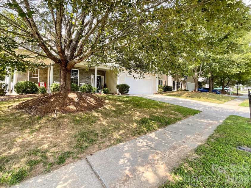 2702 Piersland Drive, Matthews, NC 28104.  MLS# CAR4416669, YatesRealty ID 46126. 