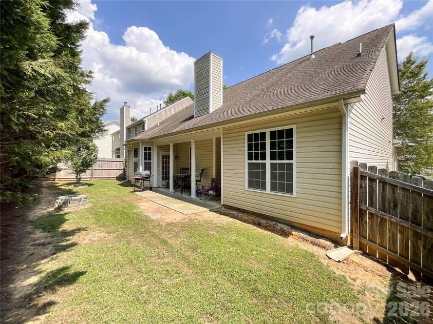 2702 Piersland Drive, Matthews, NC 28104.  MLS# CAR4416669, YatesRealty ID 46126. 