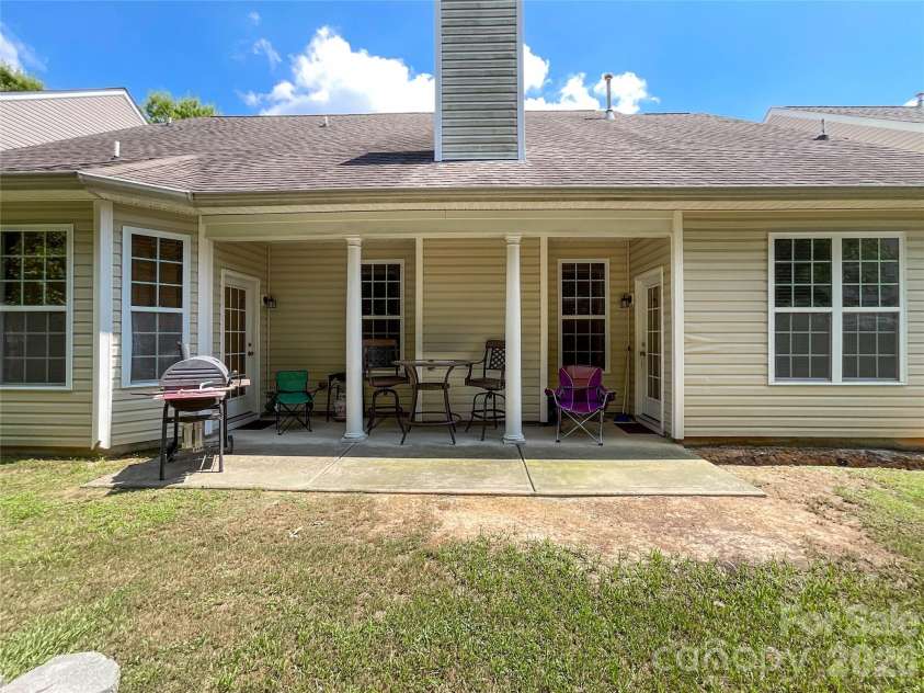 2702 Piersland Drive, Matthews, NC 28104.  MLS# CAR4416669, YatesRealty ID 46126. 