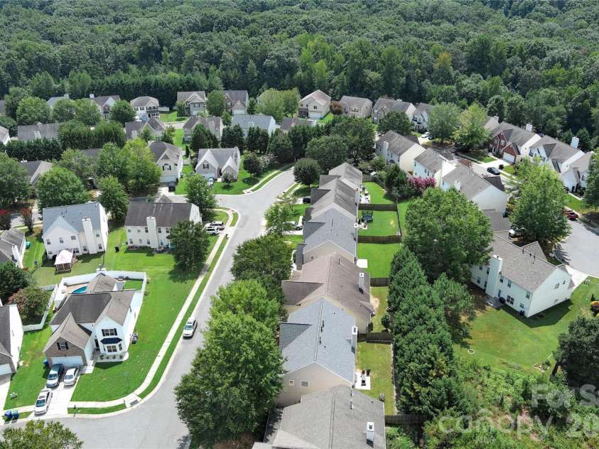 2702 Piersland Drive, Matthews, NC 28104.  MLS# CAR4416669, YatesRealty ID 46126. 