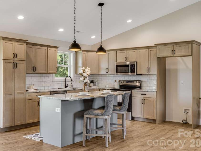 735 Jupiter Road, Weaverville, NC 28787.  MLS# CAR4410914, YatesRealty ID 46131. Breakfast Bar