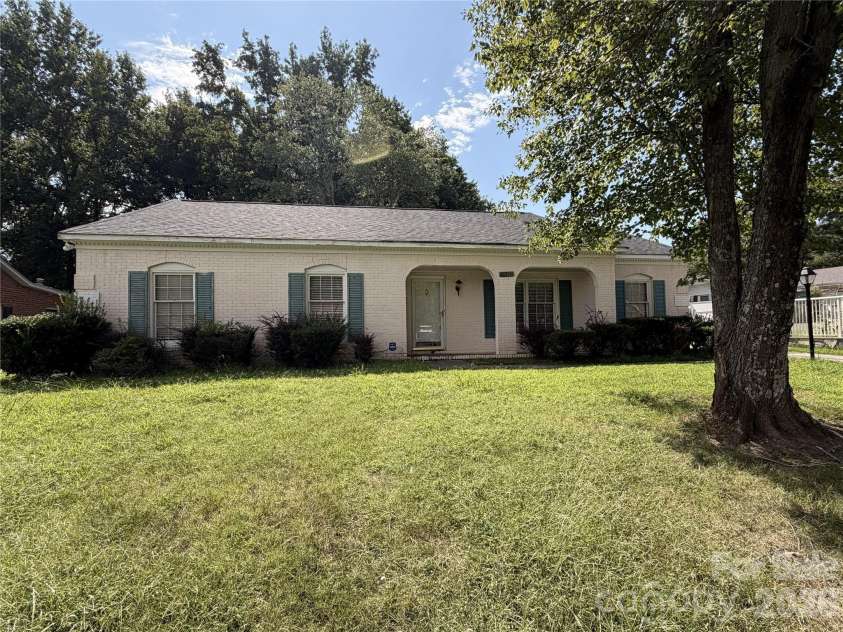 6625 Woodfield Drive, Charlotte, NC 28215.  MLS# CAR4417217, YatesRealty ID 46133. 