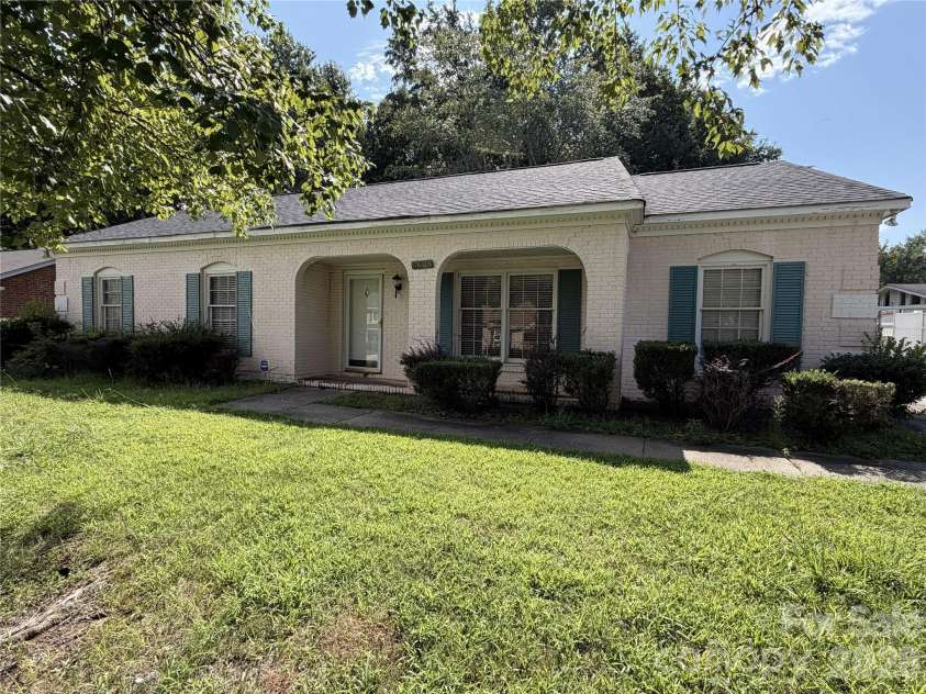 6625 Woodfield Drive, Charlotte, NC 28215.  MLS# CAR4417217, YatesRealty ID 46133. 