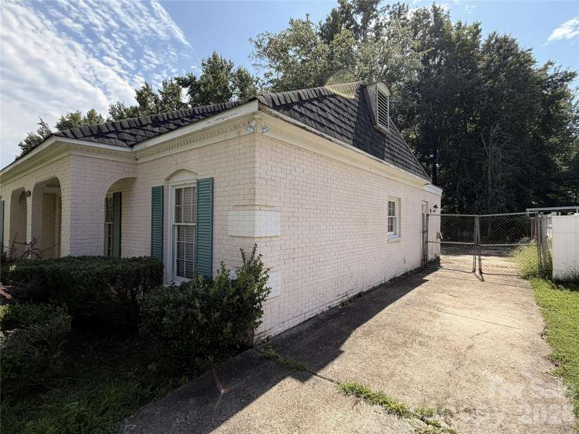 6625 Woodfield Drive, Charlotte, NC 28215.  MLS# CAR4417217, YatesRealty ID 46133. 