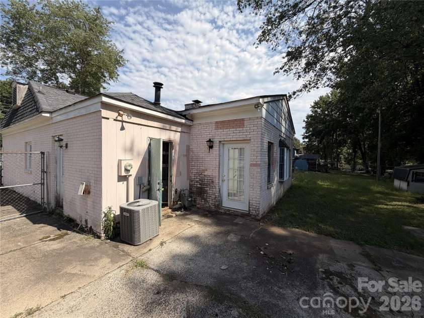 6625 Woodfield Drive, Charlotte, NC 28215.  MLS# CAR4417217, YatesRealty ID 46133. 